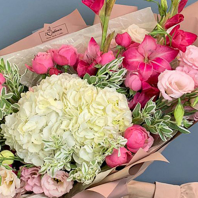 Букет с гладиолусами и гортензией N 67001