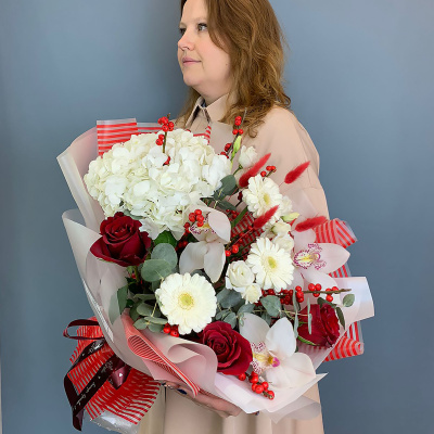 Красно-белый букет с гортензией, орхидеями и ягодами 70982