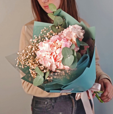 Букет с гортензией и цветной гипсофилой N 51367Дв Букет с гортензией и цветной гипсофилой N 51367Дв