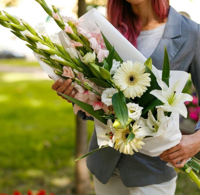 Букет "Навстречу звездам" из герберы, лилии, гладиолуса и эустомы N 7693