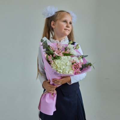 Небольшой букет с гортензией и альстромерией N 84571