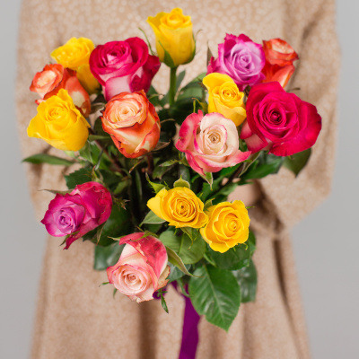 Букет из 15 цветных Эквадорских роз 40 см. с крупным бутоном 50564