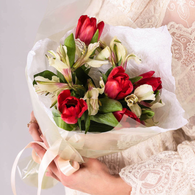 Букет из 5 красных тюльпанов с альстромерией 59894