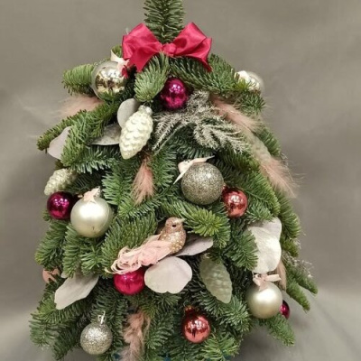 "Елка N 2" (30 см) из нобилиса и сухоцветов.N 25897