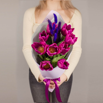 Букет 9 фиолетовых тюльпанов с лагурусом 46461