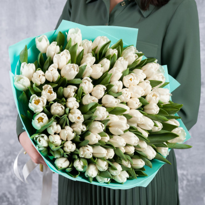 Букет 101 белый тюльпан в упаковке 5505