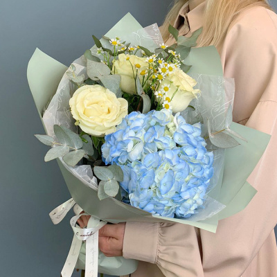 Букет из розовой гортензии с розами и ромашками N 66831