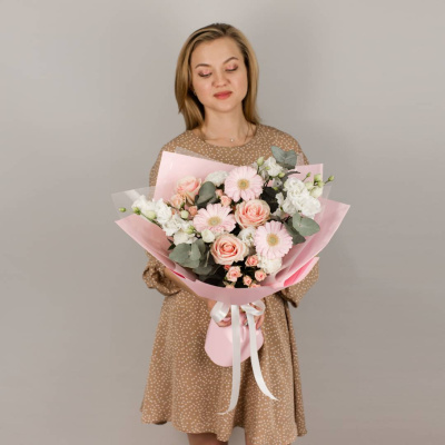 Букет с розами, мини-герберами, эустомой "Очарование" N 50477