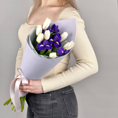 Букет 7 белых тюльпанов и 4 ириса. Небольшой букет. N 46455