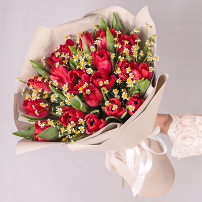 Букеты из красных тюльпанов с ромашками для мамы и дочки 59874