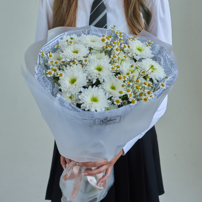 Букет школьный с хризантемой и танацетумом ромашками N 84569