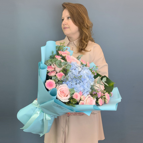 Букет с голубой гортензией и кустовыми розами арт. 71078