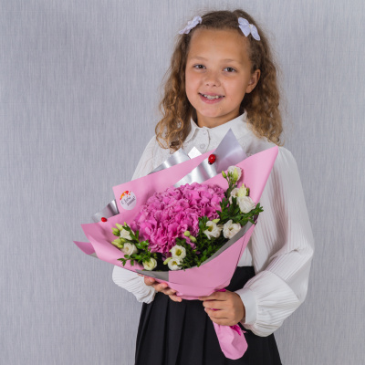 Школьный букет с гортензией и эустомой "Подружка" N 37962 Школьный букет с гортензией и эустомой "Подружка" N 37962