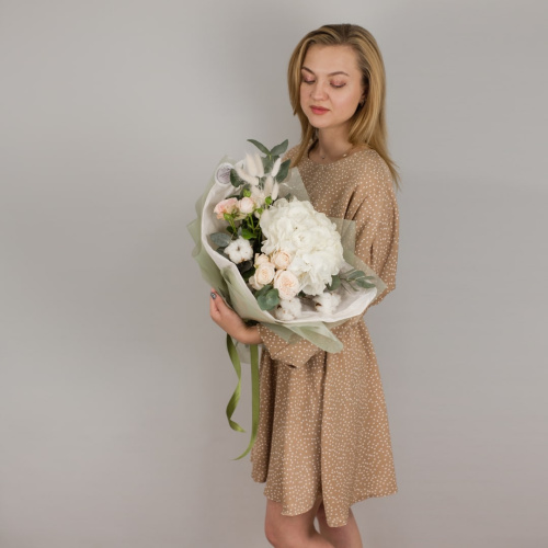 Букет из гортензии и пионовидных роз с эвкалиптом арт. арт. 50473