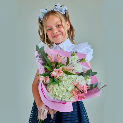 Небольшой букет с гортензией и альстромерией N 84571