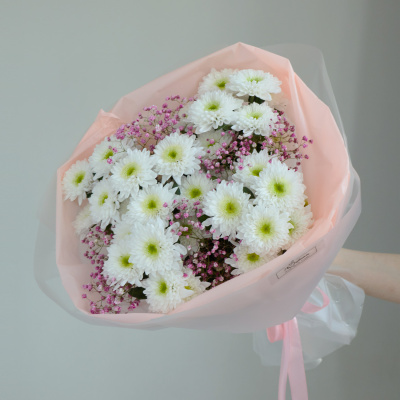 Букет с хризантемой и гипсофилой РОЗОВЫЙ N 84572-Р