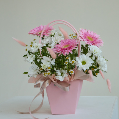 Сумочка с герберами и хризантемой ромашка N 84595